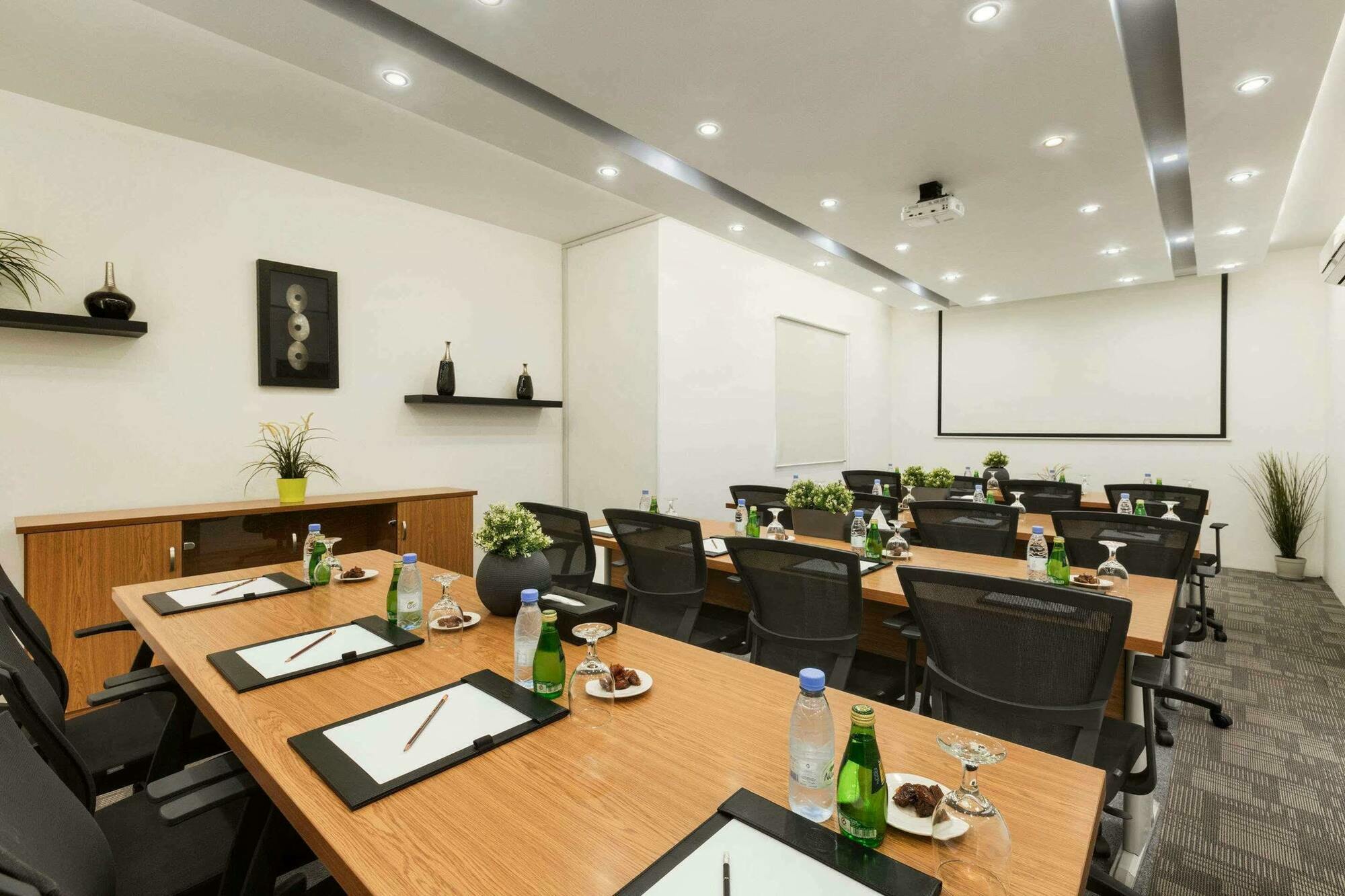 Super 8 Hotel Al Riyadh By Wyndham מראה חיצוני תמונה